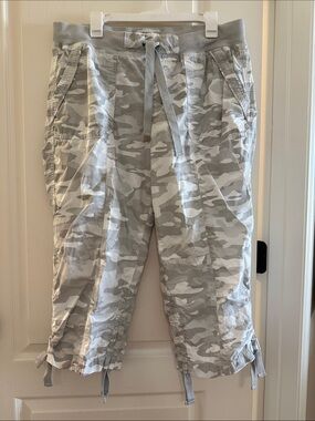 Calvin Klein Women’s Gray & White Camo Cargo Capris